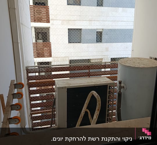 רשת למניעת כניסת יונים במרפסת בניין